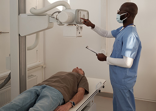 Arzt schaltet Röntgengerät ein