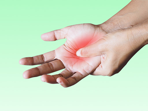 Biofeedback-Schmerzbehandlung in der Handfläche einer weiblichen Hand