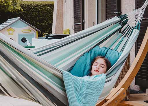 techniques de relaxation pour les enfants fille se reposant dans un hamac