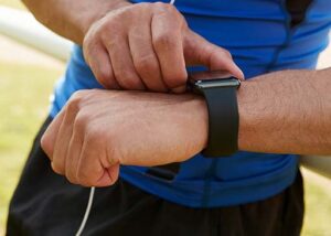 während der Mann den Messwert des galvanischen Hautreaktionssensors auf der Smartwatch überprüft