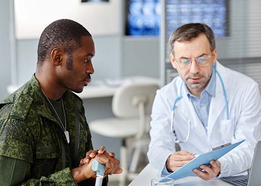 paciente afroamericano discutiendo opciones de estilo de vida con un médico de medicina funcional