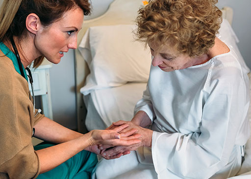 technicien en santé comportementale expliquant les médicaments au patient