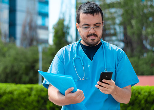 Infirmier latino examinant les dossiers médicaux à la clinique mobile