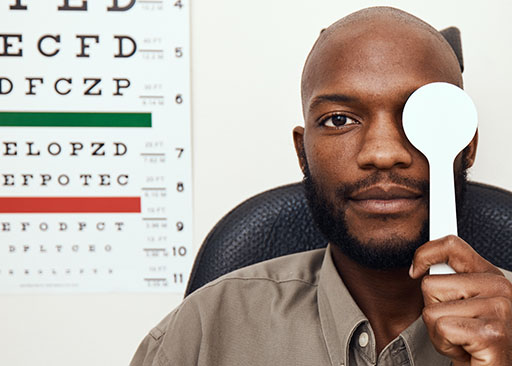 hombre africano probado para la degeneración macular durante el examen de la vista