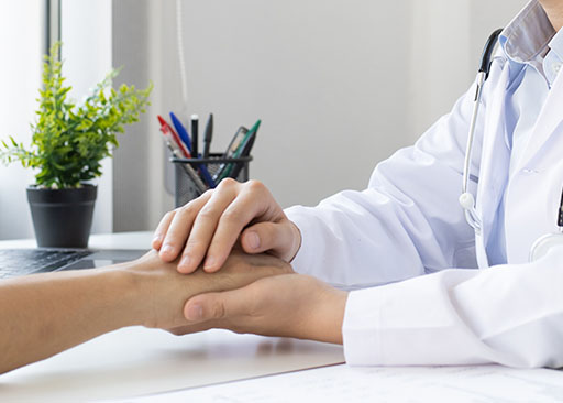 Concierge-Medizin-Arzt, der die Hand des Patienten hält