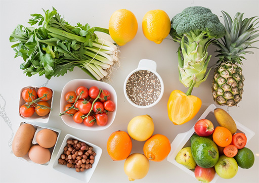 frutas y verduras en una mesa