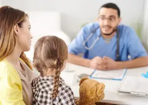 doctor using SPIKES-protocol to deliver bad news to mother and daughter