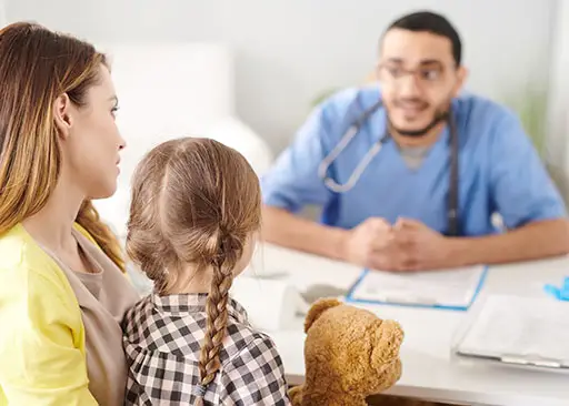 doctor using SPIKES-protocol to deliver bad news to mother and daughter