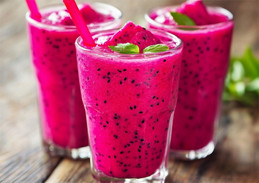 dragon fruit smoothie in a glass