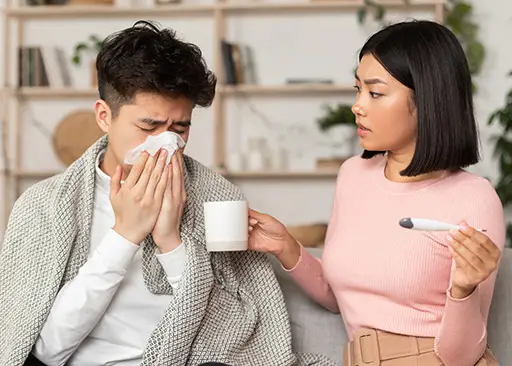 aziatische dame die levensstijlgeneeskunde toepast op blanke man