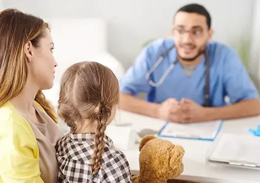 doctor using SPIKES-protocol to deliver bad news to mother and daughter